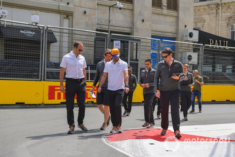 Carlos Sainz Jr., McLaren parcourt la piste à pied avec son équipe