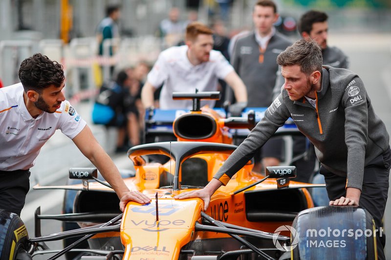 McLaren mühendisi, Carlos Sainz Jr., McLaren MCL34 aracını itiyor