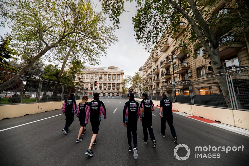 Lance Stroll, Racing Point camina por la pista con sus ingenieros