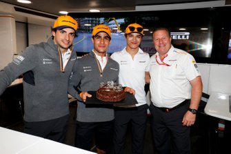 Sergio Sette Camara, McLaren, Carlos Sainz Jr., McLaren, Lando Norris, McLaren, Zak Brown, Executive Director, McLaren, and the McLaren team