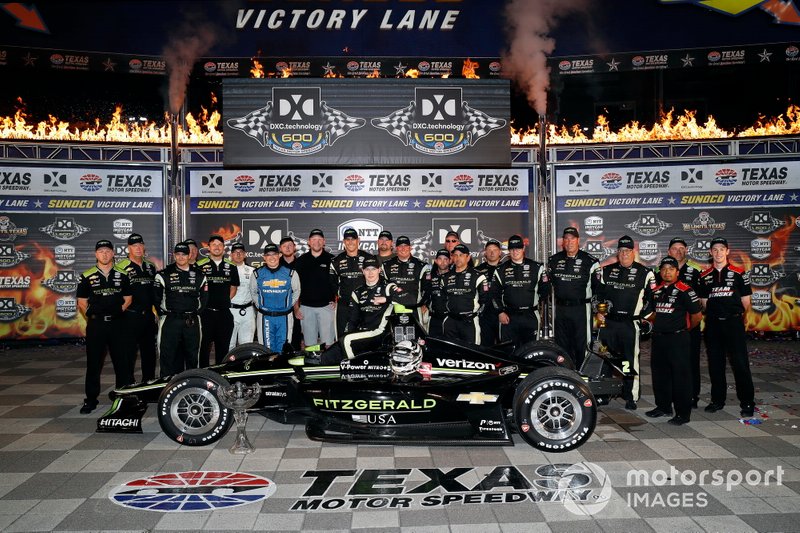 Ganador Josef Newgarden, Team Penske Chevrolet celebra en victory lane con el equipo