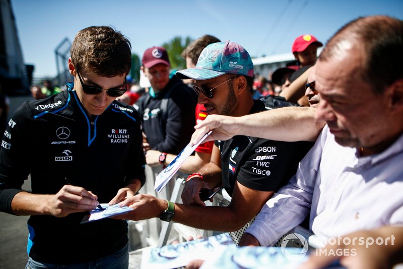 George Russell, Williams Racing signs a autograph for a fan