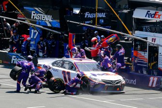 Denny Hamlin, Joe Gibbs Racing, Toyota Camry FedEx Ground pit stop