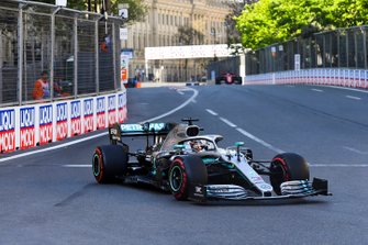 Lewis Hamilton, Mercedes AMG F1 W10, en Sebastian Vettel, Ferrari SF90