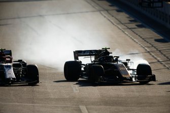 Kevin Magnussen, Haas F1 Team VF-19, blokkeert zijn wielen tijdens een gevecht met Antonio Giovinazzi, Alfa Romeo Racing C38