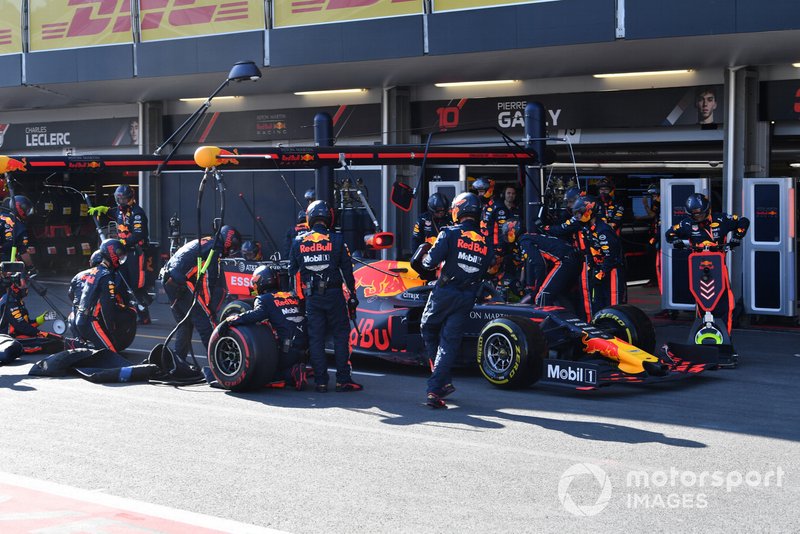 Max Verstappen, Red Bull Racing RB15, makes a pit stop