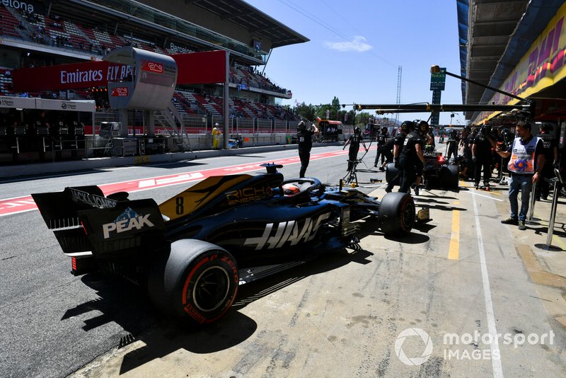 Romain Grosjean, Haas F1 Team VF-19, au stand