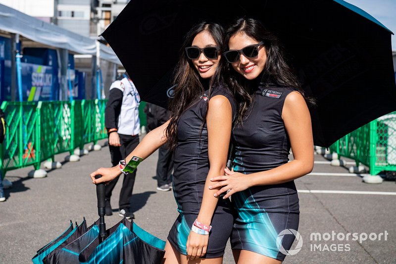 Грид-герлз команды Petronas Yamaha SRT