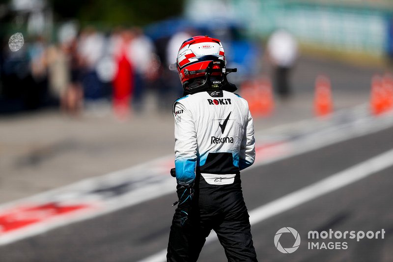 Robert Kubica, Williams Racing walks back after crashing