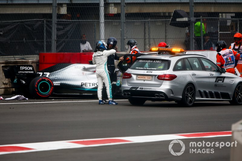 Valtteri Bottas, Mercedes AMG F1 getting into the medical car after crashing in qualifying