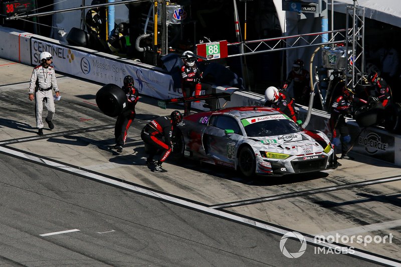 #88 WRT Speedstar Audi Sport Audi R8 LMS GT3, GTD: Mirko Bortolotti, Rolf Ineichen, Daniel Morad, Dries Vanthoor, pit stop