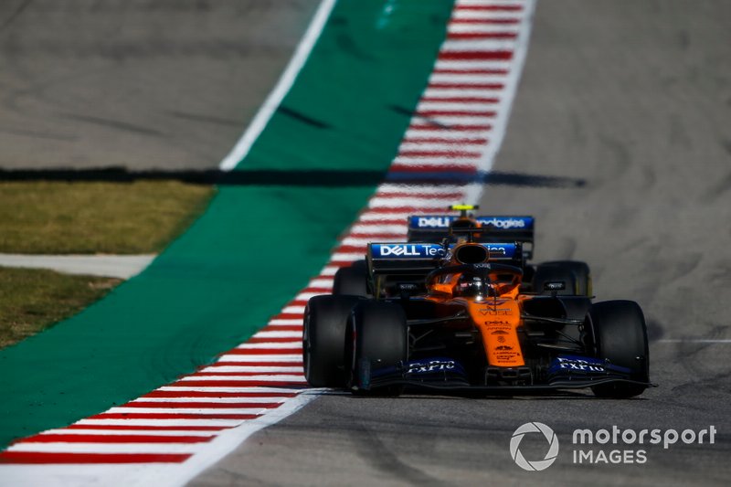 Carlos Sainz Jr., McLaren MCL34, precede Lando Norris, McLaren MCL34