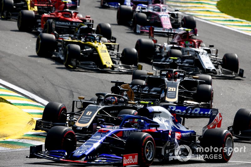 Pierre Gasly, Toro Rosso STR14, precede Romain Grosjean, Haas F1 Team VF-19, Kevin Magnussen, Haas F1 Team VF-19, Antonio Giovinazzi, Alfa Romeo Racing C38, Daniel Ricciardo, Renault F1 Team R.S.19, e il resto del gruppo, in Curva 1