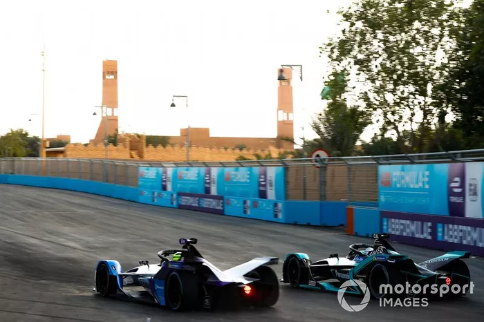 Alexander Sims, BMW I Andretti Motorsports, BMW iFE.20 alongside James Calado, Jaguar Racing, Jaguar I-Type 4 