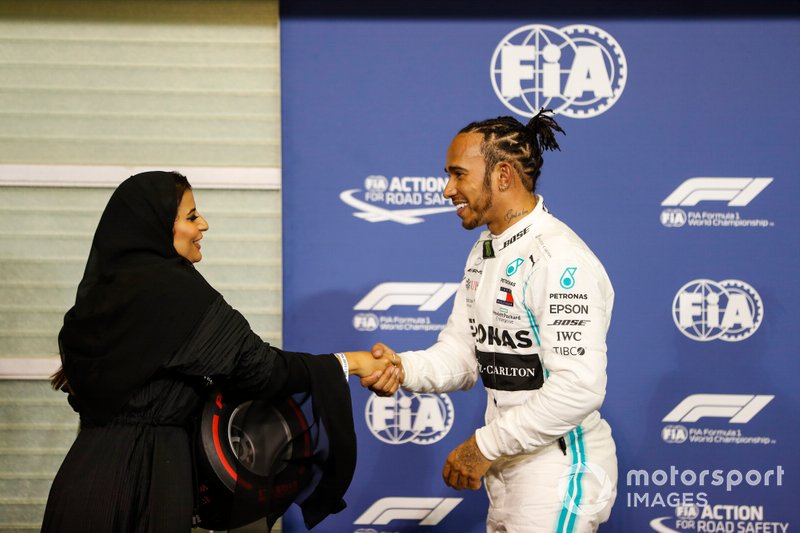 Lewis Hamilton, Mercedes AMG F1, recibe el Pirelli Pole Position Trophy de manos de Aseel Al-Hamad