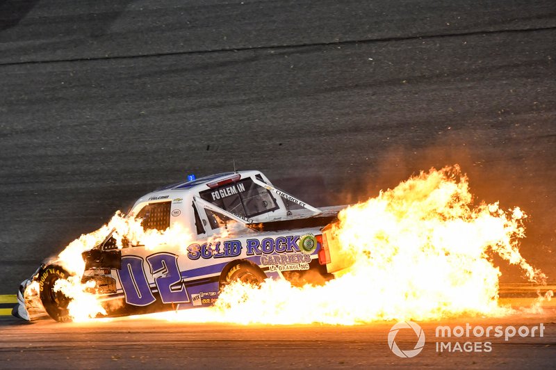 Accidente que acaba en llamas de Tate Fogleman, Young's Motorsports, Chevrolet Silverado Solid Rock Carriers