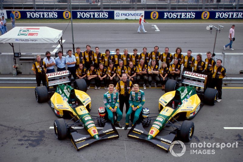 Gruppenfoto: Team Lotus in der Formel-1-Saison 1992 mit Johnny Herbert und Mika Häkkinen