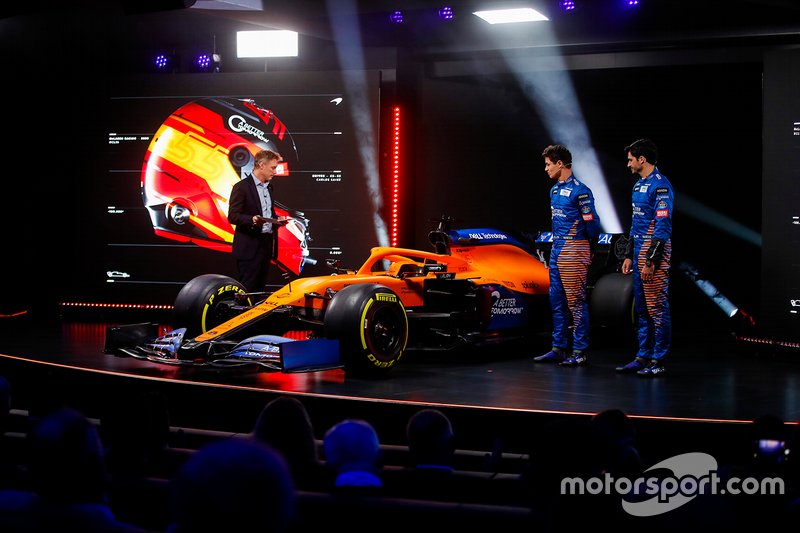 Carlos Sainz Jr., McLaren, Lando Norris, McLaren, Simon Lazenby, ospite