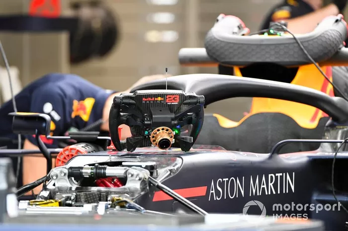 Suspensión delantera y volante del Red Bull Racing RB15 