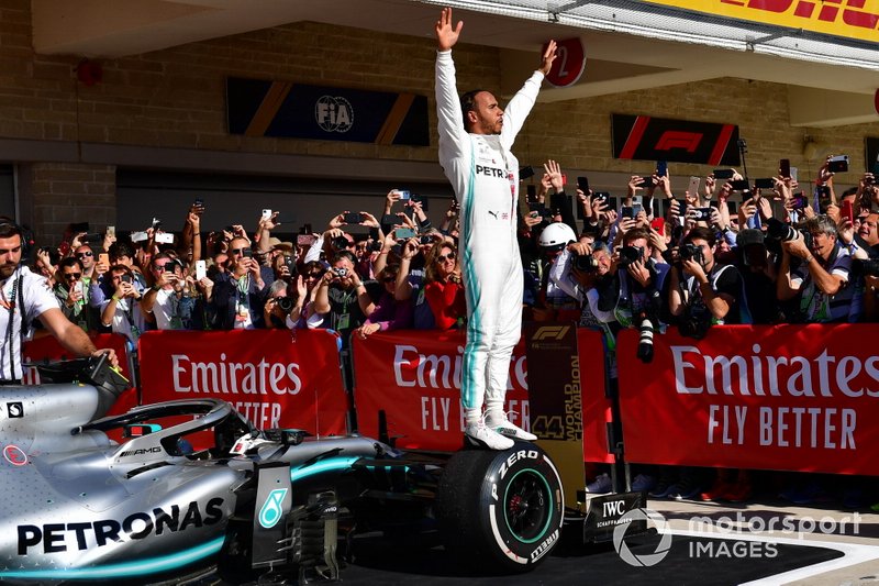 Lewis Hamilton, Mercedes AMG F1, segund lugar, celebra en el Parc Ferme tras conseguir su sexto título mundial de pilotos