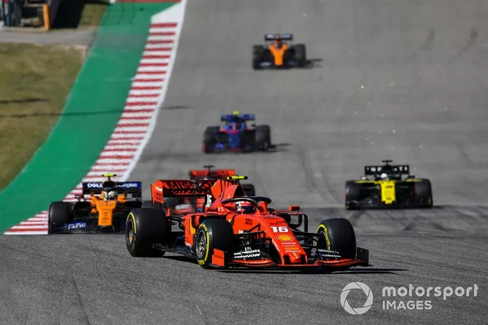 Charles Leclerc, Ferrari SF90, precede Lando Norris, McLaren MCL34, Daniel Ricciardo, Renault F1 Team R.S.19, Pierre Gasly, Toro Rosso STR14, e Carlos Sainz Jr., McLaren MCL34