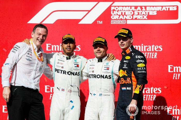 Il Campione del Mondo Lewis Hamilton, Mercedes AMG F1, il vincitore della gara Valtteri Bottas, Mercedes AMG F1, e James Allison, direttore tecnico, Mercedes AMG festeggiano sul podio con Max Verstappen, Red Bull Racing 