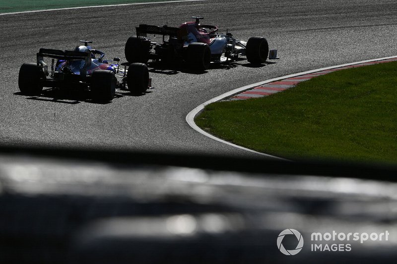 Kimi Raikkonen, Alfa Romeo Racing C38, precede Daniil Kvyat, Toro Rosso STR14