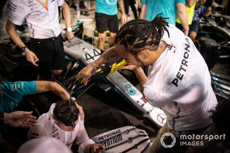 Lewis Hamilton, Mercedes AMG F1, 1ª posición y Campeón del Mundo 2019, celebra con su equipo