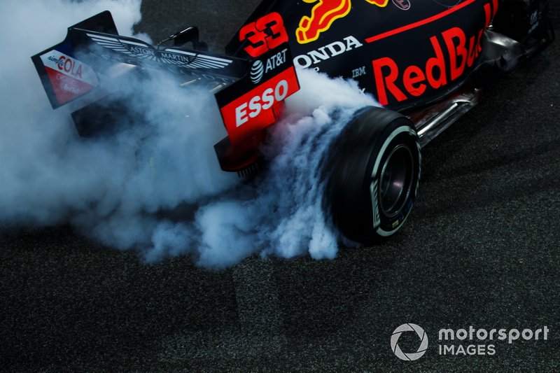 Max Verstappen, Red Bull Racing RB15, 2ª posición, durante la celebración de los donuts