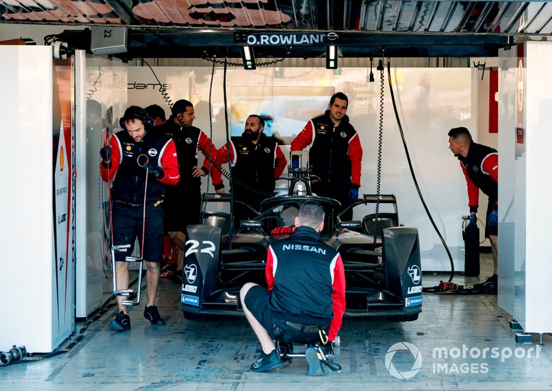 Mechanics work on Oliver Rowland's, Nissan e.Dams, Nissan IMO2