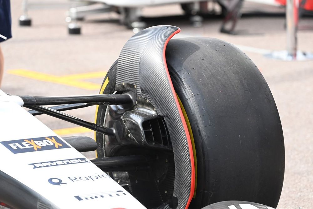 Detalles de la cubierta de la rueda del AlphaTauri AT04