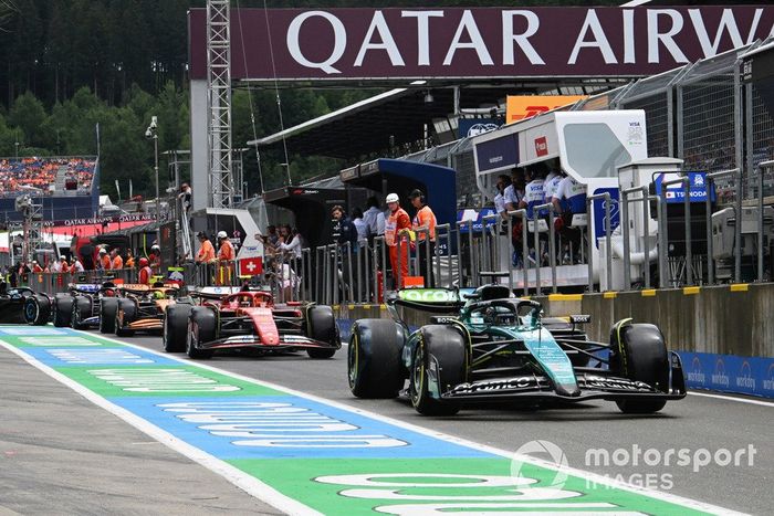 Lance Stroll, Aston Martin AMR24, Carlos Sainz, Ferrari SF-24, Lando Norris, McLaren MCL38, en la cola para salir de boxes.