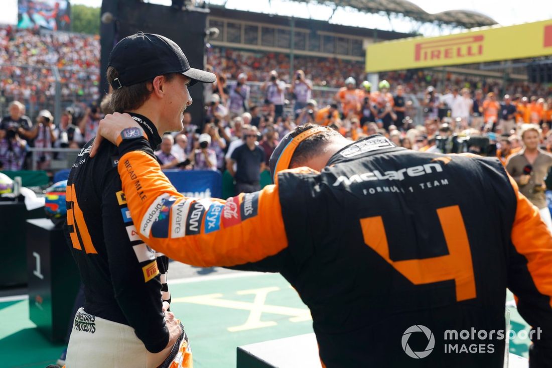 Oscar Piastri, da McLaren F1 Team, 1º classificado, e Lando Norris, da McLaren F1 Team, 2º classificado, festejam à chegada a Parc Ferme