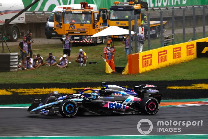 Daniel Ricciardo, RB F1 Team VCARB 01, aux prises avec Pierre Gasly, Alpine A524