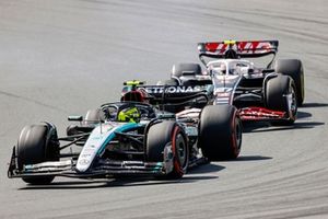 Lewis Hamilton, Mercedes F1 W15, Nico Hulkenberg, Haas VF-24