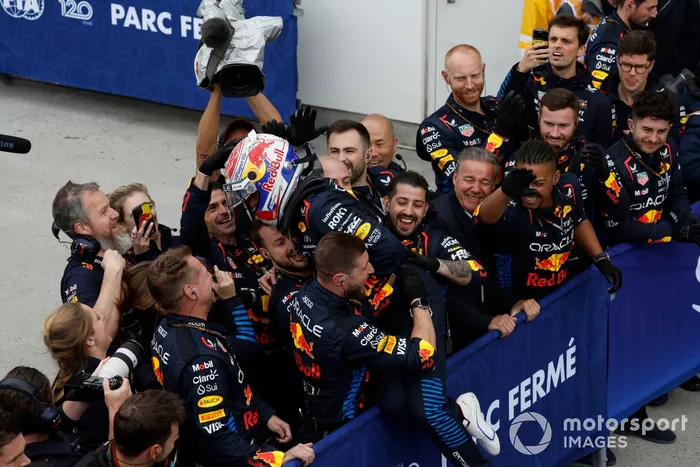 Max Verstappen, Red Bull Racing, 1ère position, célèbre avec son équipe à l'arrivée au Parc Ferme.