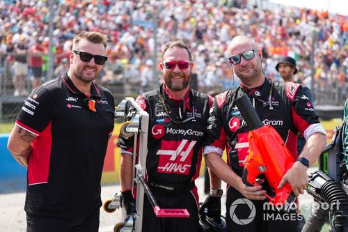 Membros da equipa Haas F1 na grelha