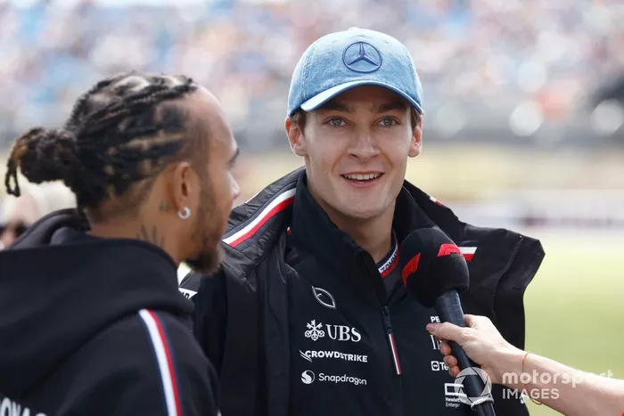 Lewis Hamilton, Mercedes-AMG F1 Team, George Russell, Mercedes-AMG F1 Team, durante el desfile de pilotos.
