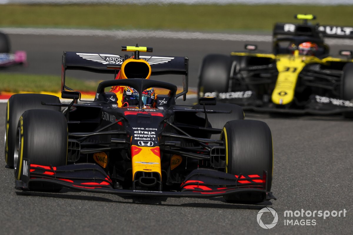 Alex Albon, Red Bull Racing RB16, Esteban Ocon, Renault F1 Team R.S.20