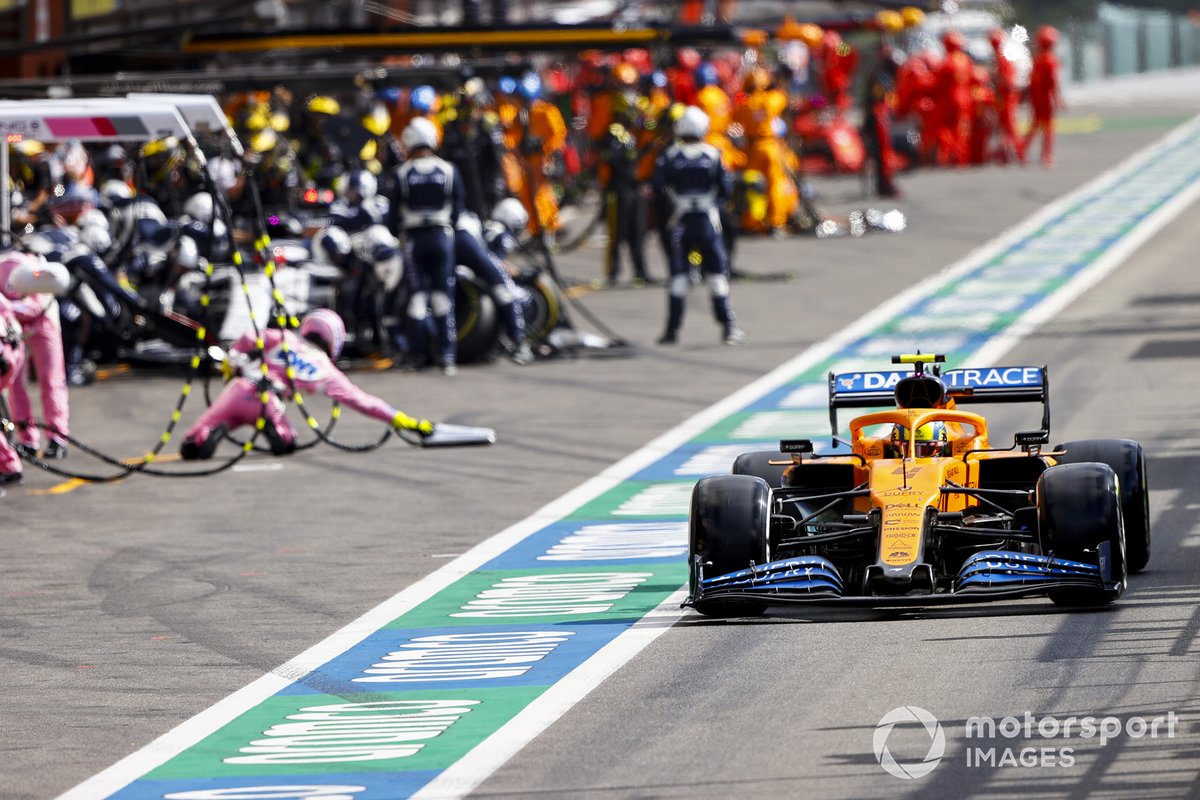 Lando Norris, McLaren MCL35, en pit lane