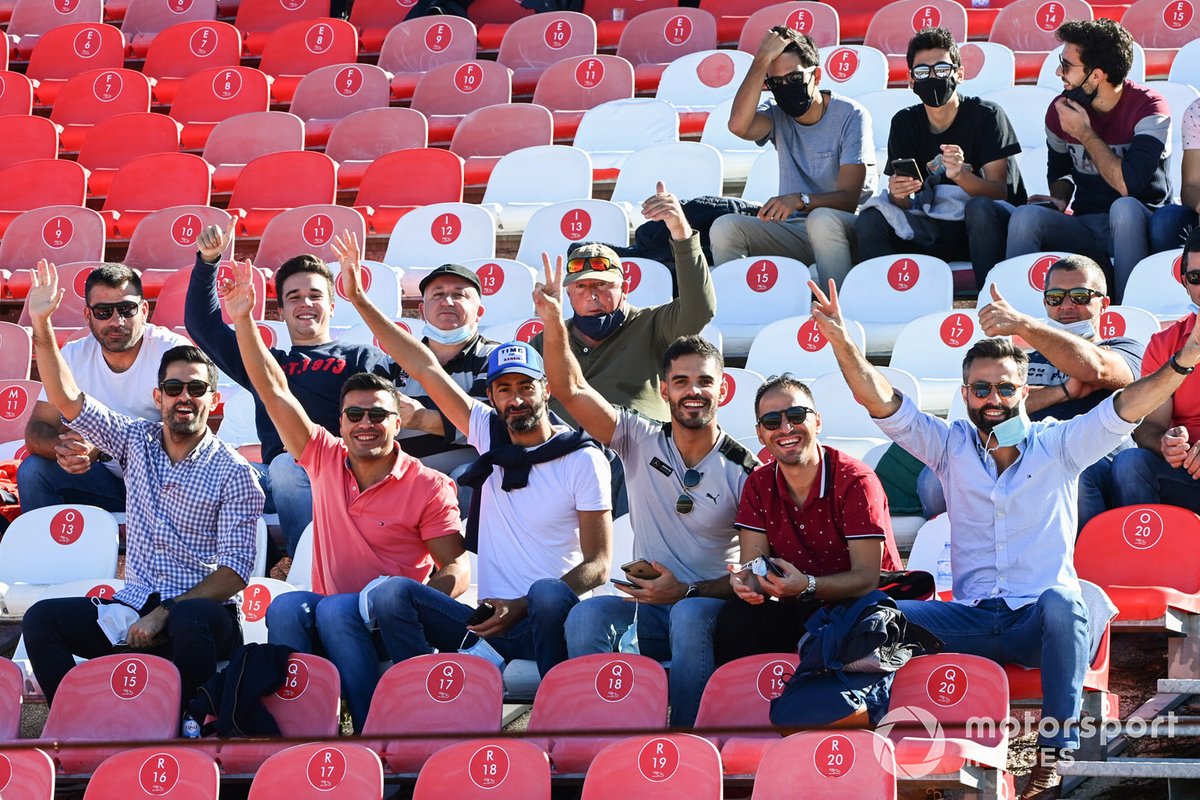 Un grupo de aficionados sin mascarilla y sin distancia social, siguen desde la grada el GP de Portugal de F1