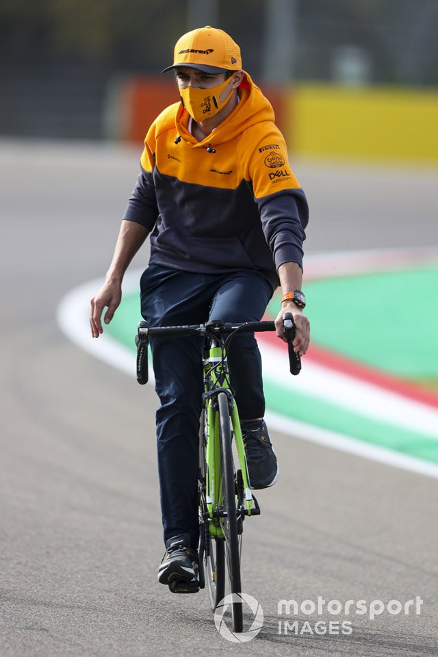 Lando Norris, McLaren, in bicicletta sulla pista
