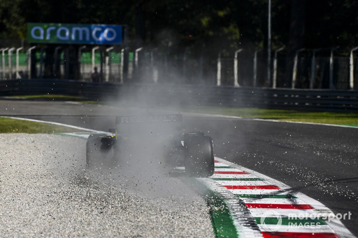 Daniel Ricciardo, Renault F1 Team R.S.20, passa sulla ghiaia