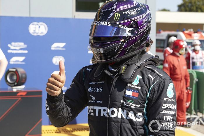 Ganador de la pole Lewis Hamilton, Mercedes-AMG F1, celebra