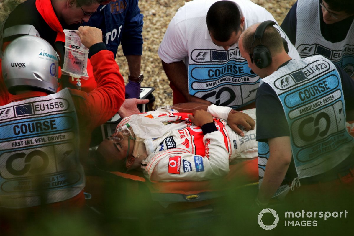Lewis Hamilton, McLaren, es llevado en helicóptero al hospital tras su fuerte accidente