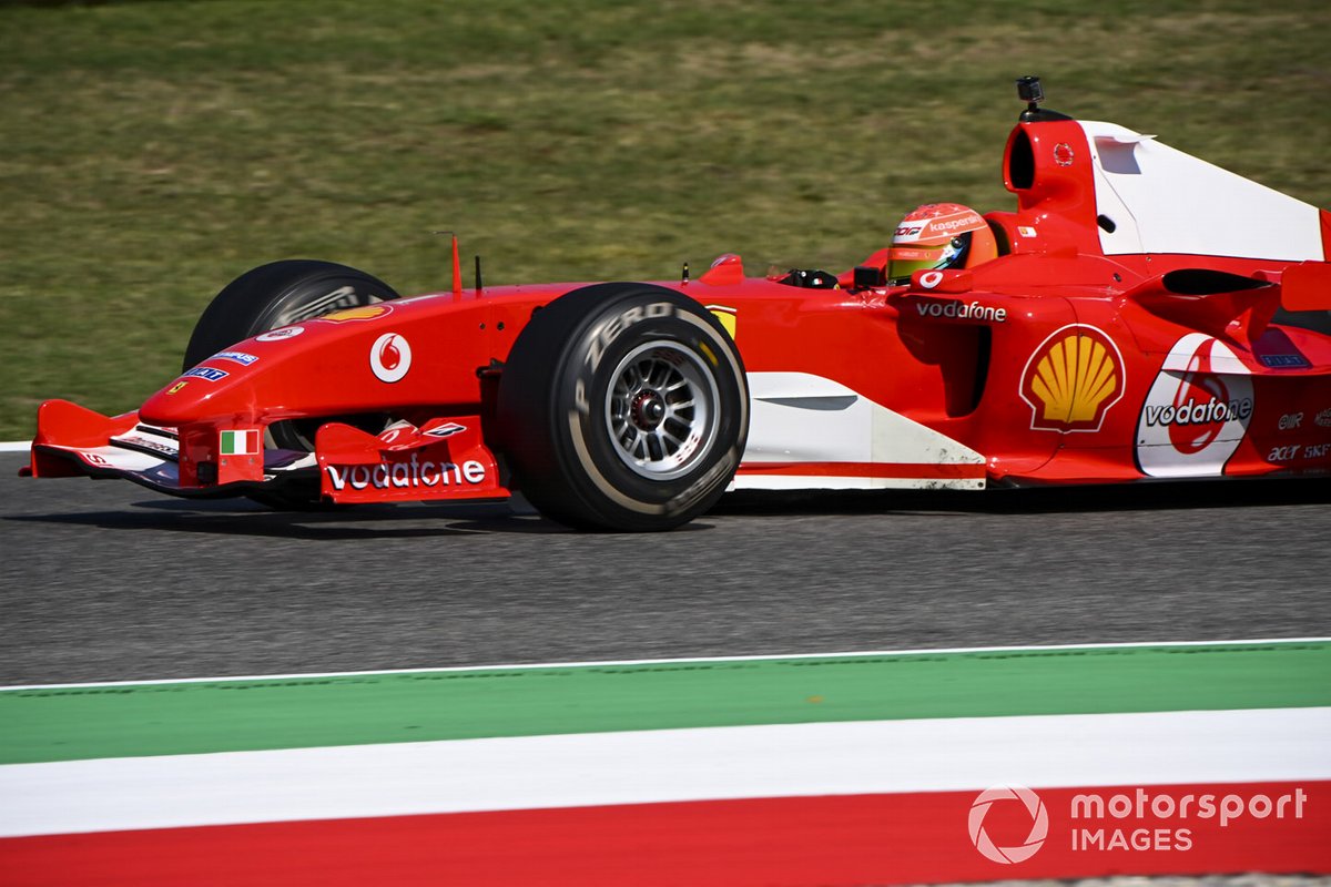 Mick Schumacher conduce el Ferrari F2004 con el que ganó el campeonato Michael Schumacher, en una carrera de demostración para celebrar el Gran Premio número 1000 de Ferrari