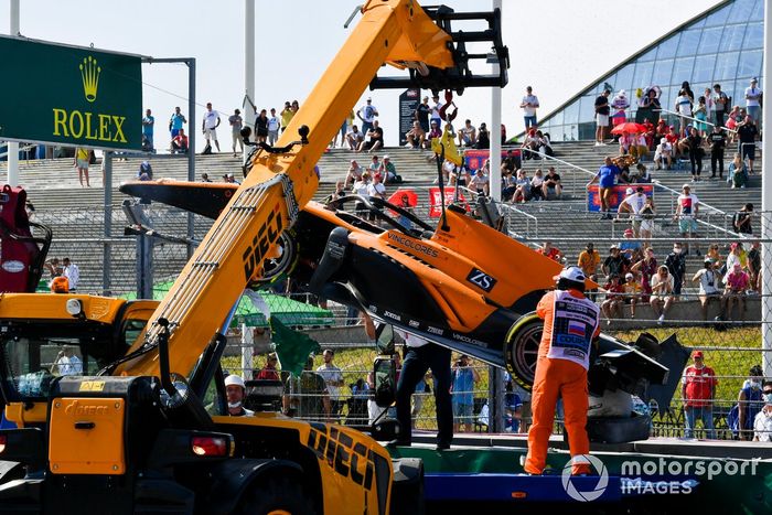 Los comisarios recuperan el coche de Jack Aitken, Campos Racing, tras su accidente con Luca Ghiotto, Hitech Grand Prix 