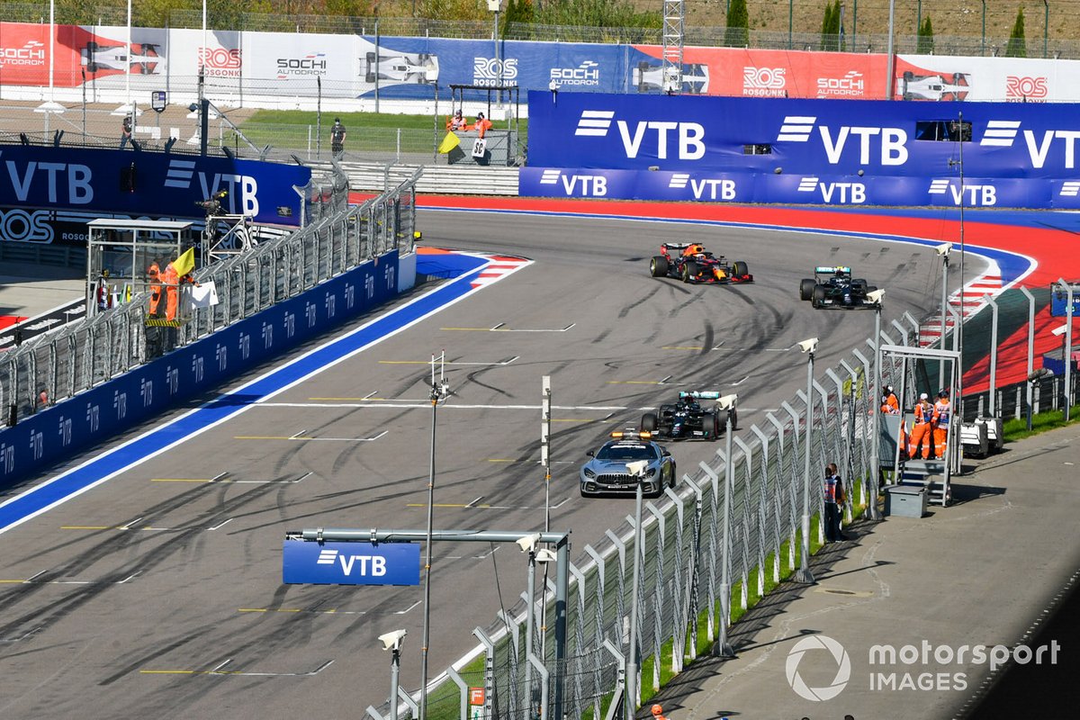 El Safety Car al frente de Lewis Hamilton, Mercedes F1 W11, Valtteri Bottas, Mercedes F1 W11, Max Verstappen, Red Bull Racing RB16