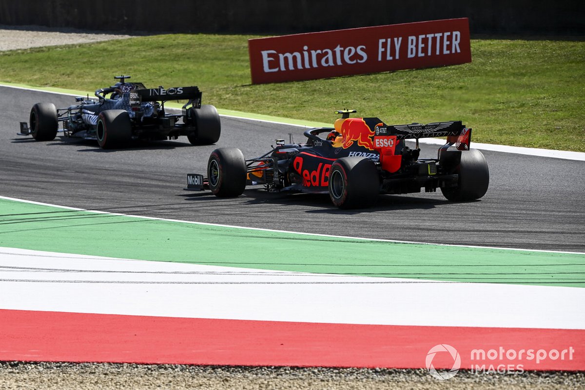 Lewis Hamilton, Mercedes F1 W11, Alex Albon, Red Bull Racing RB16