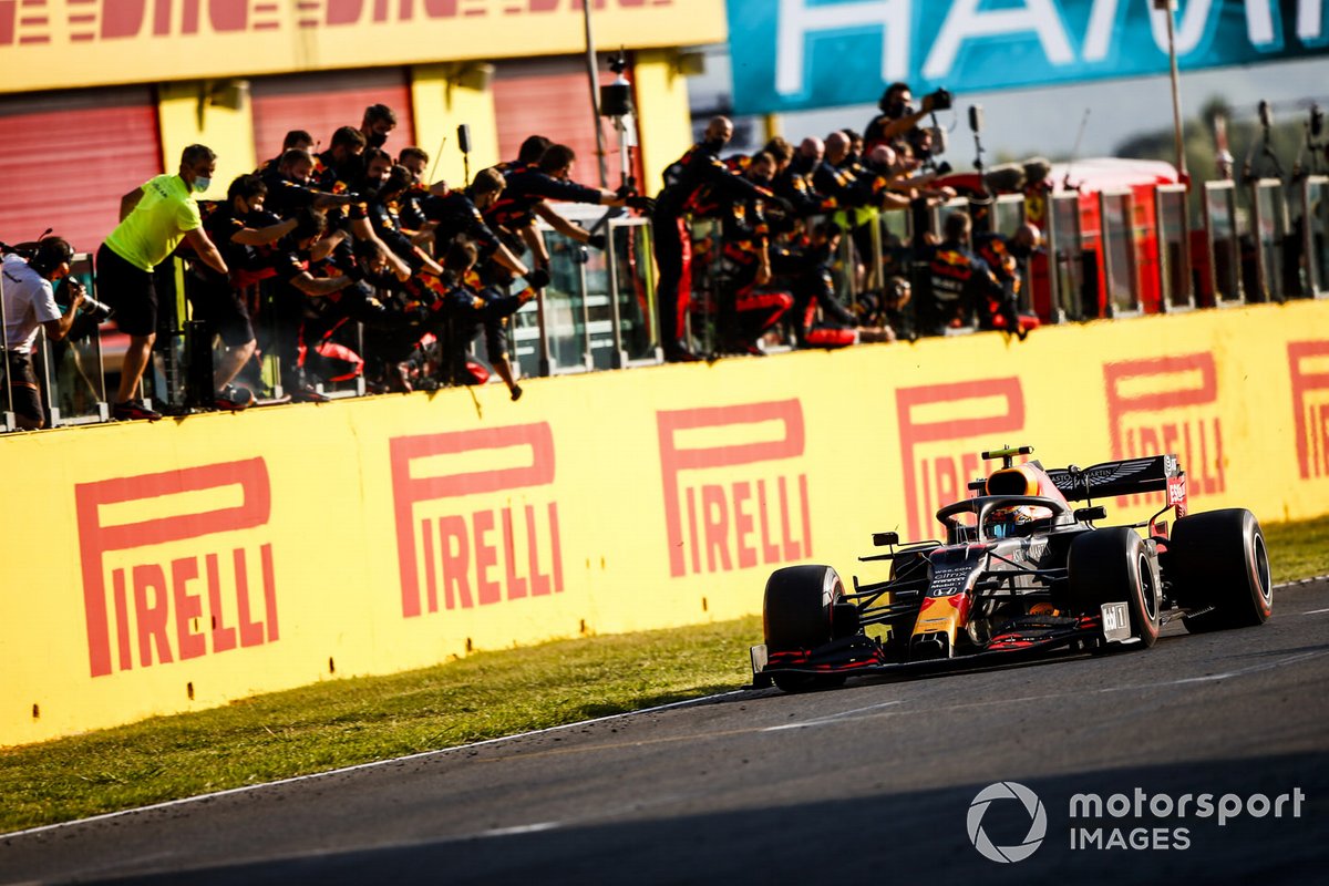 Tercer lugar Alex Albon, Red Bull Racing RB16, cruza la meta
